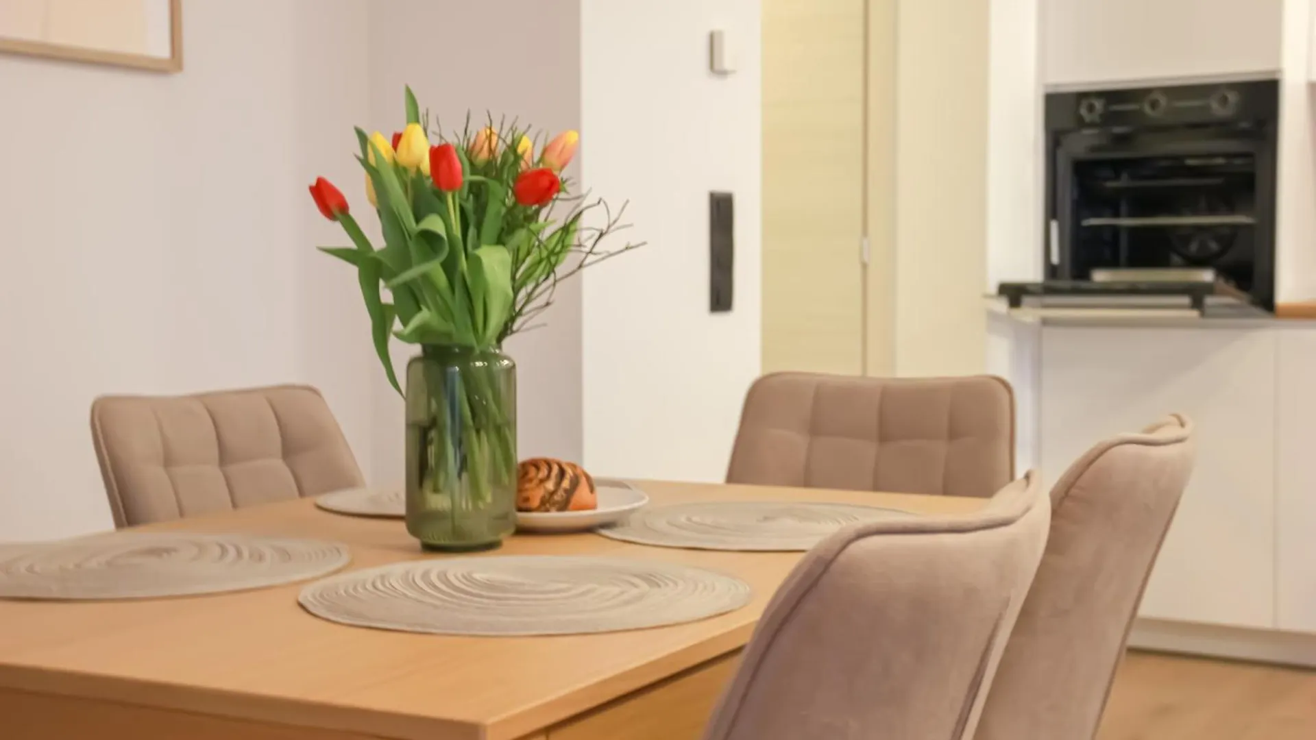 Modern Penthouse Apartment With Balcony & Free Parking contacts