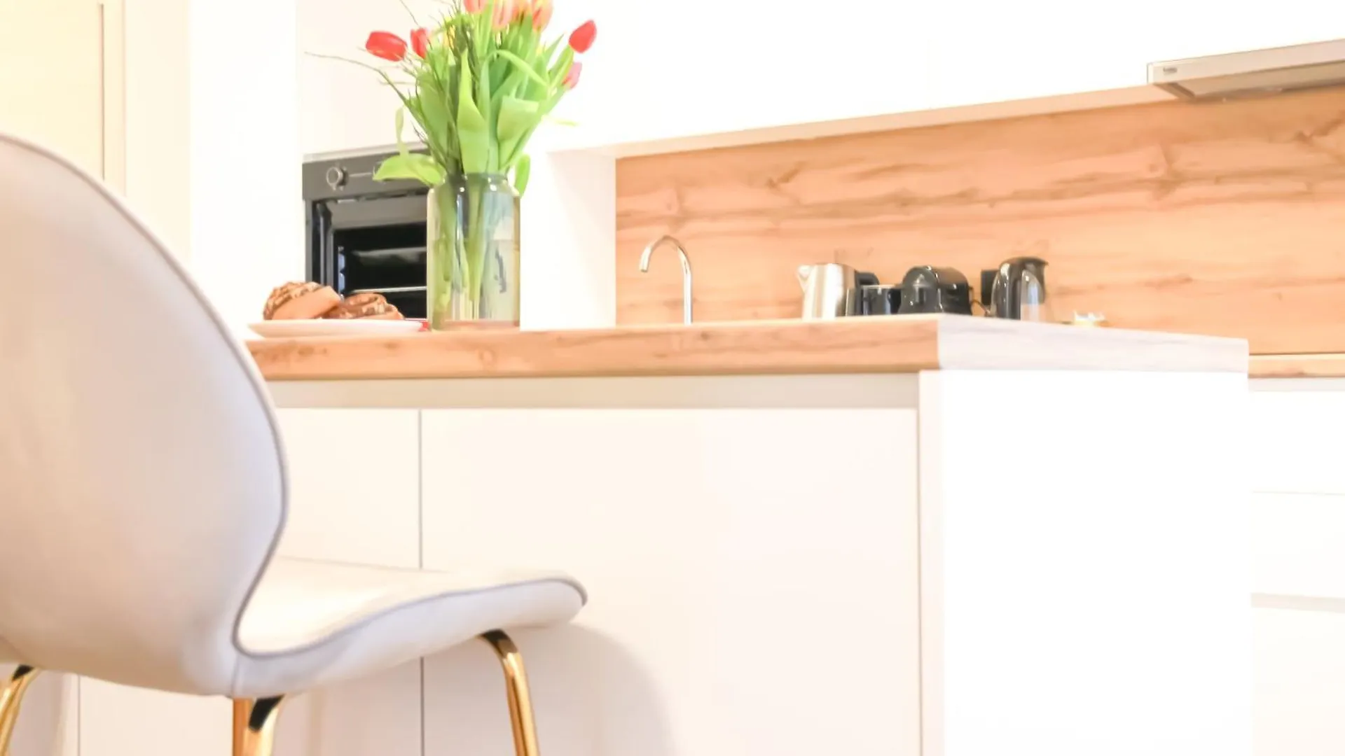 Modern Penthouse Apartment With Balcony & Free Parking Vienna